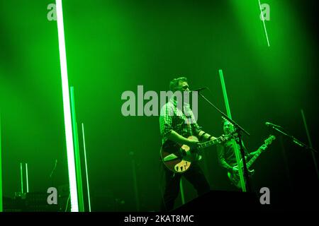 Josh Homme du groupe de rock américain Queens of the Stone Age se présentant en direct au stade Unipol de Bologne, en Italie, sur 4 novembre 2017. (Photo de Roberto Finizio/NurPhoto) Banque D'Images