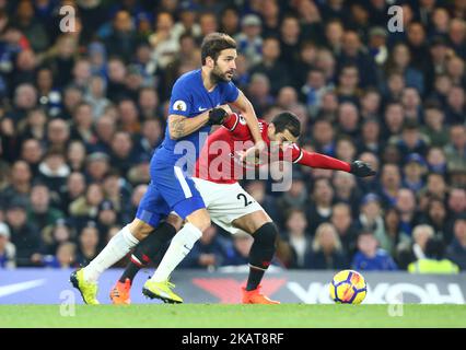 Cesc Fabregas de L-R Chelsea et Henrikh Mkhitaryan de Manchester United lors du match de la première ligue entre Chelsea et Manchester United au pont Stamford à Londres, en Angleterre, sur 5 novembre 2017. (Photo de Kieran Galvin/NurPhoto) Banque D'Images