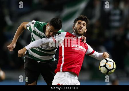 Le défenseur du sport Andre Pinto (L) rivalise pour le ballon avec l'avant de Braga Paulinho (R) lors du match Primeira Liga 2017/18 entre le sportif CP vs SC Braga, à Lisbonne, Portugal sur 5 novembre 2017. (Photo de Carlos Palma/NurPhoto) Banque D'Images