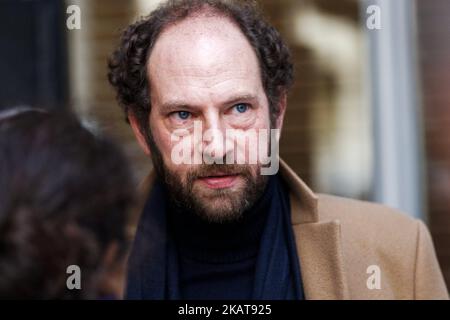 L'écrivain français Olivier guez au restaurant Drouant à Paris, France sur 6 novembre 2017. Olivier guez remporte le prix Renaudot pour son roman «la disparition de Josef Mengele», ou «la disparition de Josef Mengele». Le prix Renaudot, bien qu'il ne soit pas officiellement lié au prix Goncourt, en est un complément, en annonçant son lauréat en même temps et au même endroit que le prix Goncourt, à savoir le premier mardi de novembre au restaurant Drouant à Paris. (Photo de Michel Stoupak/NurPhoto) Banque D'Images