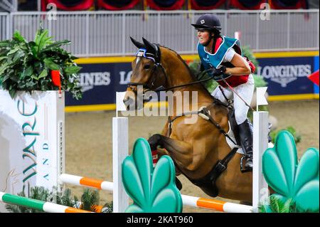 Rider est en compétition pendant le Royal Horse Show à tout le Royal Agricultural Winter Fair sur 3-12 novembre 2017 au Ricoh Coliseum de Toronto, Canada. (Photo par Anatoliy Cherkasov/NurPhoto) Banque D'Images