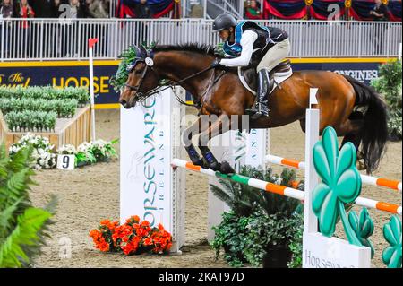 Rider est en compétition pendant le Royal Horse Show à tout le Royal Agricultural Winter Fair sur 3-12 novembre 2017 au Ricoh Coliseum de Toronto, Canada. (Photo par Anatoliy Cherkasov/NurPhoto) Banque D'Images