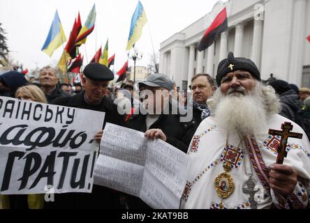 Les gens assistent à un rassemblement près de Verkhovna Rada à Kiev, Ukraine, le 7 novembre 2017. Les activistes ont installé un camp de tentes devant le Parlement après un grand rassemblement pour demander aux législateurs d'adopter le projet de loi sur les réformes politiques immédiates comme la création d'une cour anti-corruption, le rejet de l'inviolabilité d'un député et la modification des lois électorales. (Photo de NurPhoto) Banque D'Images