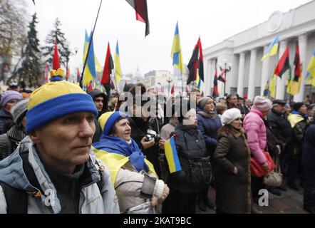 Les gens assistent à un rassemblement près de Verkhovna Rada à Kiev, Ukraine, le 7 novembre 2017. Les activistes ont installé un camp de tentes devant le Parlement après un grand rassemblement pour demander aux législateurs d'adopter le projet de loi sur les réformes politiques immédiates comme la création d'une cour anti-corruption, le rejet de l'inviolabilité d'un député et la modification des lois électorales. (Photo de NurPhoto) Banque D'Images