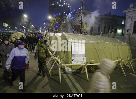 Les gens assistent à un rassemblement dans leur camp de tentes près de Verkhovna Rada à Kiev, en Ukraine, sur 7 novembre 2017. Les activistes ont installé un camp de tentes devant le Parlement sur 17 octobre 2017 après un grand rassemblement pour demander aux législateurs d'adopter le projet de loi sur les réformes politiques immédiates comme la création d'une cour anti-corruption, rejetant l'inviolabilité d'un député et la modification des lois électorales. (Photo par STR/NurPhoto) Banque D'Images