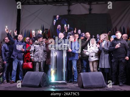 Mikheil Saakashvili, ancien président géorgien et gouverneur d'Odessa, avec ses partisans, assiste à un rassemblement près de Verkhovna Rada à Kiev, en Ukraine, sur 7 novembre 2017. Les activistes ont installé un camp de tentes devant le Parlement sur 17 octobre 2017 après un grand rassemblement pour demander aux législateurs d'adopter le projet de loi sur les réformes politiques immédiates comme la création d'une cour anti-corruption, rejetant l'inviolabilité d'un député et la modification des lois électorales. (Photo par STR/NurPhoto) Banque D'Images