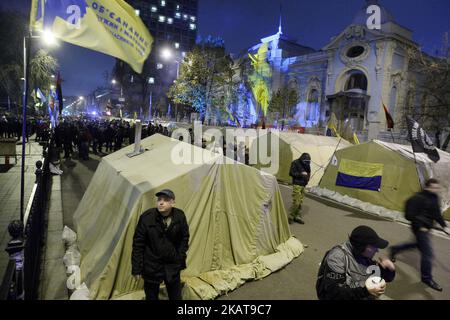 Les gens assistent à un rassemblement dans leur camp de tentes près de Verkhovna Rada à Kiev, en Ukraine, sur 7 novembre 2017. Les activistes ont installé un camp de tentes devant le Parlement sur 17 octobre 2017 après un grand rassemblement pour demander aux législateurs d'adopter le projet de loi sur les réformes politiques immédiates comme la création d'une cour anti-corruption, rejetant l'inviolabilité d'un député et la modification des lois électorales. (Photo par STR/NurPhoto) Banque D'Images