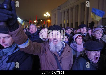 Les gens assistent à un rassemblement près de Verkhovna Rada à Kiev, en Ukraine, sur 7 novembre 2017. Les activistes ont installé un camp de tentes devant le Parlement sur 17 octobre 2017 après un grand rassemblement pour demander aux législateurs d'adopter le projet de loi sur les réformes politiques immédiates comme la création d'une cour anti-corruption, rejetant l'inviolabilité d'un député et la modification des lois électorales. (Photo par STR/NurPhoto) Banque D'Images