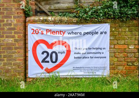 Bannière communautaire locale avec campagne de sensibilisation à la vitesse de conduite pour la limite de vitesse de 20 mph accrochée sur un mur de briques dans le village de Shipley, West Sussex, Angleterre. Banque D'Images