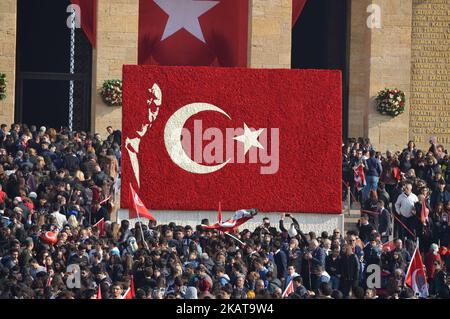 Les gens visitent Anitkabir, le mausolée du fondateur et premier président de la Turquie moderne Mustafa Kemal Ataturk, pour commémorer le 79th anniversaire de sa mort à Ankara, Turquie sur 10 novembre 2017. Les citoyens turcs commémorent l'anniversaire de la mort d'Ataturk, le héros national de la Turquie moderne, décédé il y a 79 ans, à 9 h 05 sur 10 novembre 1938 à l'âge de 57 ans. (Photo par Altan Gocher/NurPhoto) Banque D'Images