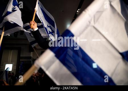 Jérusalem, Israël. 01st novembre 2022. Une main de poing tenant le drapeau israélien lors des célébrations au siège du parti d'extrême-droite « Otzma Yehudit » après les premiers sondages de sortie des élections générales de 2022, les cinquième élections législatives en moins de quatre ans. Crédit : SOPA Images Limited/Alamy Live News Banque D'Images