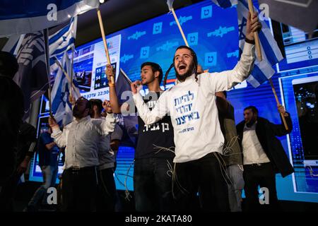 Jérusalem, Israël. 01st novembre 2022. Les jeunes orthodoxes célèbrent au siège du parti d’extrême-droite « Otzma Yehudit » après les premiers sondages de sortie des élections générales de 2022, les cinquième élections législatives en moins de quatre ans. Crédit : SOPA Images Limited/Alamy Live News Banque D'Images