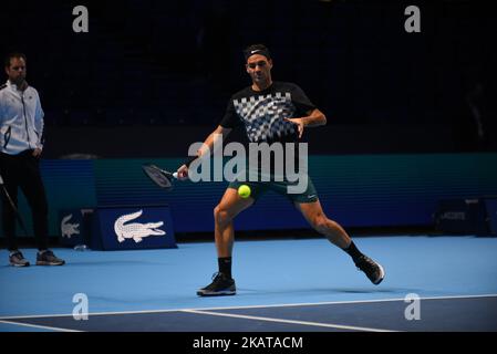 Roger Federer de Suisse est photographié lors d'une séance de formation avant les finales du Tour du monde de l'ATP de Nitto à l'arène O2, Londres on 10 novembre 2017. (Photo par Alberto Pezzali/NurPhoto) Banque D'Images