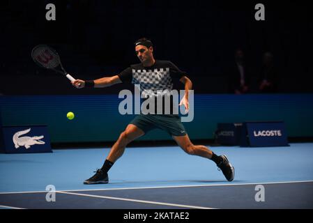 Roger Federer de Suisse est photographié lors d'une séance de formation avant les finales du Tour du monde de l'ATP de Nitto à l'arène O2, Londres on 10 novembre 2017. (Photo par Alberto Pezzali/NurPhoto) Banque D'Images