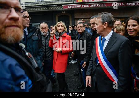 Le maire de Clichy, Remi Muzeau (R), et le président du Conseil régional de la région Ile-de-France, Valerie Pecresse (C), mènent une manifestation lors d'une manifestation contre les prières des rues musulmanes, à 10 novembre 2017, à Clichy, près de Paris, France. Les fidèles musulmans prient chaque vendredi sur une petite place devant l'hôtel de ville de Clichy pour protester contre la fermeture d'un lieu de culte musulman dans la ville il y a près de neuf mois. (Photo de Julien Mattia/NurPhoto) Banque D'Images