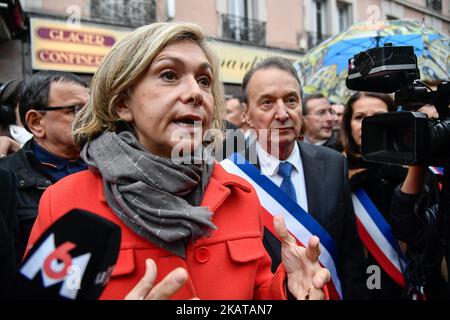 Le maire de Clichy, Remi Muzeau (R), et le président du Conseil régional de la région Ile-de-France, Valerie Pecresse (L), mènent une manifestation lors d'une manifestation contre les prières des rues musulmanes, à 10 novembre 2017, à Clichy, près de Paris, France. Les fidèles musulmans prient chaque vendredi sur une petite place devant l'hôtel de ville de Clichy pour protester contre la fermeture d'un lieu de culte musulman dans la ville il y a près de neuf mois. (Photo de Julien Mattia/NurPhoto) Banque D'Images