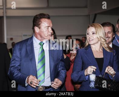 Arnold Schwarzenegger, président fondateur et gouverneur de la Californie en R20, avec sa petite amie Heather Milligan, à la conférence des Fidji de COP23 à Bonn, en Allemagne, sur le 12 novembre 2017. COP23 si organisé par la Convention-cadre des Nations Unies sur les changements climatiques. (Photo par Dominika Zarzycka/NurPhoto) Banque D'Images