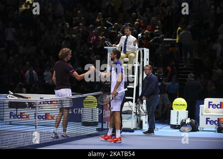 Alexandre Zverev d'Allemagne et Marin Cilic de Croatie après les finales du Tour du monde de Nitto ATP à O2 Arena, Londres, Royaume-Uni sur 12 novembre 2017. (Photo par Alberto Pezzali/NurPhoto) Banque D'Images