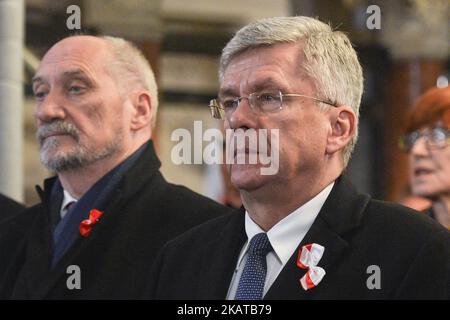 (Gauche-droite) Antoni Macierewicz, ministre de la Défense, et Stanislaw Karczewski, maréchal du Sénat, lors des célébrations officielles de Cracovie du 11th novembre - jour de l'indépendance de la Pologne, et du 99th anniversaire de la restauration de la souveraineté de la Pologne en tant que deuxième République polonaise en 1918. Le samedi 11 novembre 2017, à Cracovie, en Pologne. (Photo par Artur Widak/NurPhoto) Banque D'Images