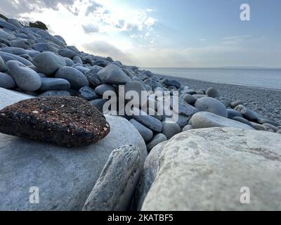 La plage de Cold Knap contre le coucher du soleil à Barry, au Royaume-Uni Banque D'Images