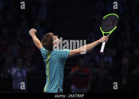 David Goffin, de Belgique, célèbre sa victoire contre Rafael Nadal, d'Espagne, lors du match des singles du deuxième jour des finales du Tour mondial de Nitto ATP à l'arène O2, Londres sur 13 novembre 2017. (Photo par Alberto Pezzali/NurPhoto) Banque D'Images