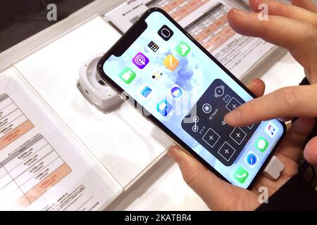 Le nouvel iPhone X d'Apple est affiché après sa mise en vente dans l'Apple Store du quartier commerçant de Tokyo, au Japon, au 14 novembre 2017. (Photo de Hitoshi Yamada/NurPhoto) Banque D'Images