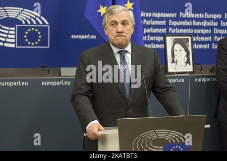 Le Président du Parlement européen, Antonio Tajani, assiste à la cérémonie de dénomination de la salle de conférence de presse en l'honneur de Daphné CARUANA GALIZIA le 14 novembre 2017, à Strasbourg, en France. Daphné CARUANA GALIZIA était journaliste, écrivain et militant maltais contre la corruption. Vers 3 heures, le 16 octobre 2017, Daphne Caruana Galizia est morte dans une attaque à la bombe automobile sur sa Peugeot 108 louée, alors qu'elle conduisait près de son domicile à Malte. (Photo par Elyxandro Cegarra/NurPhoto) Banque D'Images