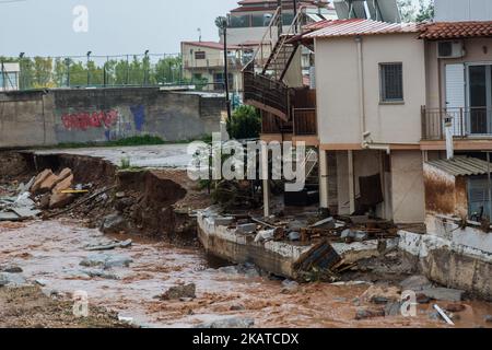 Les inondations dans la ville de Mandra, au nord-ouest d'Athènes, Attica, Grèce sur 15 novembre 2017, après de fortes pluies de nuit dans la région ont causé des dommages et ont fait au moins 14 morts (photo par Dimitris Lampropoulos/NurPhoto) Banque D'Images