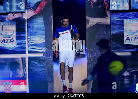 Marin Cilic, de Croatie, se rend sur le terrain pour son troisième et dernier match de robin contre Roger Federer, de Suisse, lors des finales du Tour mondial de l'ATP de Nitto à l'Arena O2 sur 16 novembre 2017, à Londres, en Angleterre. (Photo par Alberto Pezzali/NurPhoto) Banque D'Images