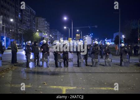 Le 16 novembre 2017, environ 300 réfugiés et migrants ont tenté de se rendre aux frontières de la Grèce et de l'ARYM et dans la région d'Idomeni. Les demandeurs d'asile ont tenté d'arriver aux frontières pour suivre la route des Balkans et se rendre aux pays européens. Certains d'entre eux ont exigé de se réunir avec leurs familles qui sont déjà installées dans les pays d'Europe du Nord-Ouest. La marche a été organisée par les médias sociaux parmi les réfugiés avec le soutien du groupe solidarité-gauche. Un groupe de migrants est également arrivé d'Athènes. La police les a bloqués devant la gare dans le centre-ville et leur a offert l'hospitalité aux camps Banque D'Images