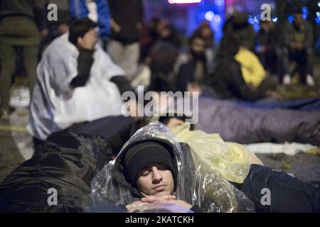 Le 16 novembre 2017, environ 300 réfugiés et migrants ont tenté de se rendre aux frontières de la Grèce et de l'ARYM et dans la région d'Idomeni. Les demandeurs d'asile ont tenté d'arriver aux frontières pour suivre la route des Balkans et se rendre aux pays européens. Certains d'entre eux ont exigé de se réunir avec leurs familles qui sont déjà installées dans les pays d'Europe du Nord-Ouest. La marche a été organisée par les médias sociaux parmi les réfugiés avec le soutien du groupe solidarité-gauche. Un groupe de migrants est également arrivé d'Athènes. La police les a bloqués devant la gare dans le centre-ville et leur a offert l'hospitalité aux camps Banque D'Images