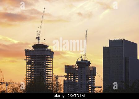 Des sites de construction sont illustrés à Canary Wharf au coucher du soleil, à Londres sur 17 novembre 2017. Plusieurs banques et entreprises financières menacent de quitter la Grande-Bretagne après le Brexit. Le patron de Goldman Sachs, Lloyd Blankfein, appelle à un second référendum sur le Brexit. (Photo par Alberto Pezzali/NurPhoto) Banque D'Images