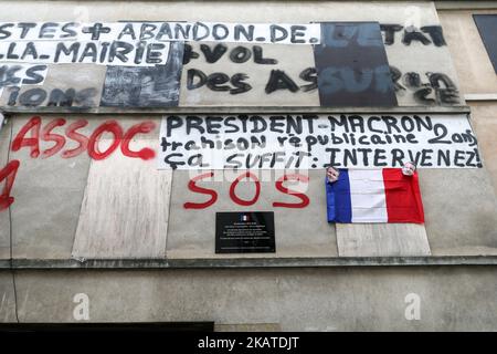 L'association française de logement DAL (Housing Right) proteste dans la banlieue nord de Paris du centre-ville de Saint-Denis à 18 novembre 2017, devant une baraque où les forces spéciales de la police française ont arrêté Abdelhamid Abaaoud belge, le cerveau présumé des attaques terroristes à Paris sur 13 novembre 2015. Le DAL a demandé que le gouvernement donne de nouveaux logements aux occupants de cet immeuble, détruit par la police pendant l'opération. (Photo de Michel Stoupak/NurPhoto) Banque D'Images