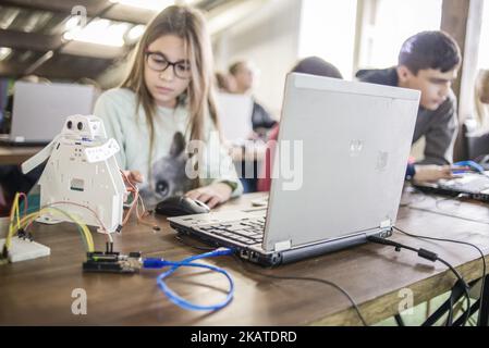 Un jeune étudiant qui teste des produits au New Robotics Centre a ouvert ses portes à Kiev, en Ukraine, sur 19 novembre 2017. (Photo par Oleksandr Rupeta/NurPhoto) Banque D'Images