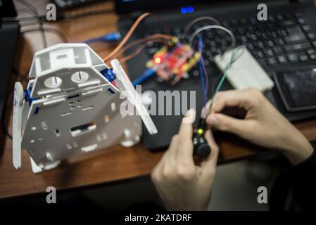 Un jeune étudiant qui teste des produits au New Robotics Centre a ouvert ses portes à Kiev, en Ukraine, sur 19 novembre 2017. (Photo par Oleksandr Rupeta/NurPhoto) Banque D'Images