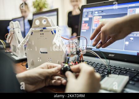 Un jeune étudiant qui teste des produits au New Robotics Centre a ouvert ses portes à Kiev, en Ukraine, sur 19 novembre 2017. (Photo par Oleksandr Rupeta/NurPhoto) Banque D'Images