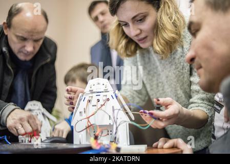 Un jeune étudiant qui teste des produits au New Robotics Centre a ouvert ses portes à Kiev, en Ukraine, sur 19 novembre 2017. (Photo par Oleksandr Rupeta/NurPhoto) Banque D'Images