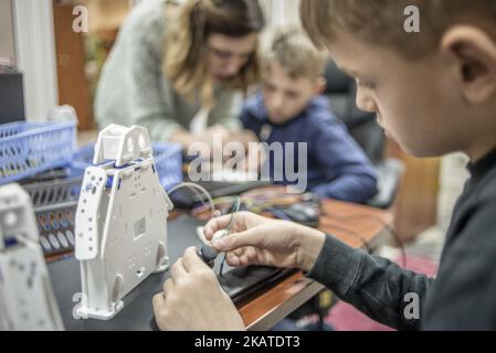 Un jeune étudiant qui teste des produits au New Robotics Centre a ouvert ses portes à Kiev, en Ukraine, sur 19 novembre 2017. (Photo par Oleksandr Rupeta/NurPhoto) Banque D'Images