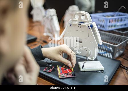 Un jeune étudiant qui teste des produits au New Robotics Centre a ouvert ses portes à Kiev, en Ukraine, sur 19 novembre 2017. (Photo par Oleksandr Rupeta/NurPhoto) Banque D'Images