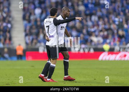 Geoffrey Kondogbia, milieu de terrain de Valencia CF (16) célèbre avant de marquer le premier but de Valencia CF avec Valencia CF, avant Goncalo Guedes (7) lors du match entre RCD Espanyol contre Valencia CF, pour la ronde 12 de la Liga Santander, joué au stade RCD Espanyol le 19th novembre 2017 à Barcelone, Espagne. (Photo par Urbanandsport/NurPhoto) Banque D'Images