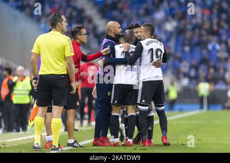 Geoffrey Kondogbia, milieu de terrain de Valence CF (16) célèbre avant de marquer le premier but de Valencia CF pendant le match entre RCD Espanyol vs Valencia CF, pour la ronde 12 de la Liga Santander, joué au stade RCD Espanyol le 19th novembre 2017 à Barcelone, Espagne. (Photo par Urbanandsport/NurPhoto) Banque D'Images