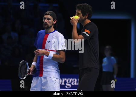 Marcelo Melo du Brésil et Lukasz Kubot de Pologne en action contre Henri Kontinen de Finlande et John Peers d'Australie au cours du huitième jour des finales du Tour mondial de l'ATP 2017 de Nitto à l'Arena O2 sur 19 novembre 2017 à Londres, en Angleterre. (Photo par Alberto Pezzali/NurPhoto) Banque D'Images