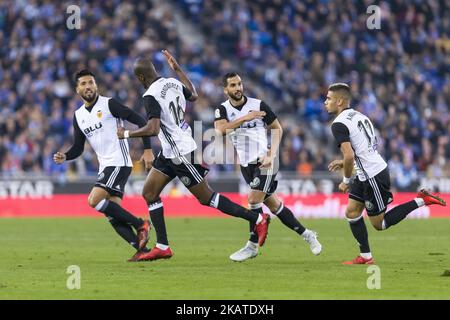 Geoffrey Kondogbia, milieu de terrain de Valence CF (16) célèbre avant de marquer le premier but de Valencia CF pendant le match entre RCD Espanyol vs Valencia CF, pour la ronde 12 de la Liga Santander, joué au stade RCD Espanyol le 19th novembre 2017 à Barcelone, Espagne. (Photo par Urbanandsport/NurPhoto) Banque D'Images