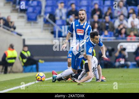 Le milieu de terrain du RCD Espanyol José Manuel Jurado (10) et le défenseur des FC de Valence Toni Lato (26) lors du match entre le RCD Espanyol et Valencia CF, pour la ronde 12 de la Liga Santander, ont joué au stade du RCD Espanyol le 19th novembre 2017 à Barcelone, en Espagne. (Photo par Urbanandsport/NurPhoto) Banque D'Images