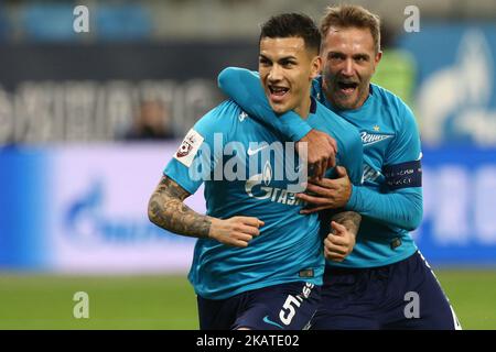 Leandro Paredes (L) et Domenico Criscito du FC Zenit Saint-Pétersbourg célèbrent après avoir atteint un but lors du match de la Ligue russe de football entre le FC Zenit Saint-Pétersbourg et le FC Tosno au stade de Saint-Pétersbourg sur 19 novembre 2017 à Saint-Pétersbourg, en Russie. (Photo par Igor Russak/NurPhoto) Banque D'Images