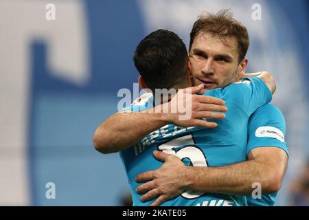 Leandro Paredes et Branislav Ivanovi ? Du FC Zenit Saint-Pétersbourg célèbre après avoir marquant un but lors du match de la Ligue russe de football entre le FC Zenit Saint-Pétersbourg et le FC Tosno au stade de Saint-Pétersbourg sur 19 novembre 2017 à Saint-Pétersbourg, en Russie. (Photo par Igor Russak/NurPhoto) Banque D'Images