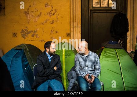 Matteo Orfini, président du Parti démocrate, visite des familles déplacées à l'église des douze Saints Apôtres, Rome, Italie, sur 20 novembre 2017. (Photo de Michele Spatari/NurPhoto) Banque D'Images