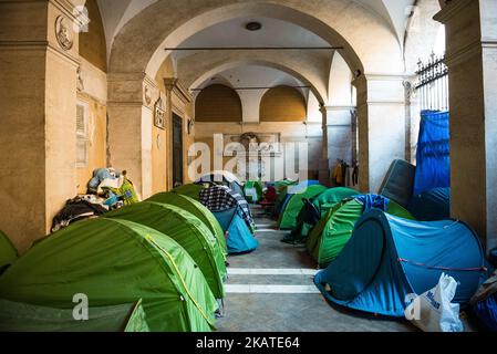 Matteo Orfini, président du Parti démocrate, visite des familles déplacées à l'église des douze Saints Apôtres, Rome, Italie, sur 20 novembre 2017. (Photo de Michele Spatari/NurPhoto) Banque D'Images