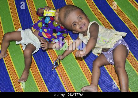 Les filles jumelles Rabeya Islam et Rokeya Islam jouent dans un hôpital de Collage médical de Dhaka, au Bangladesh, sur 21 novembre 2017. Taslima Khatun, professeur d'école, a donné naissance aux jumeaux à tête conjointe le 16 juillet 2016 après une césarienne. Les jumeaux ont été admis à un hôpital médical de Dhaka pour examen avant une éventuelle chirurgie pour séparer leurs têtes. (Photo par Mamunur Rashid/NurPhoto) Banque D'Images