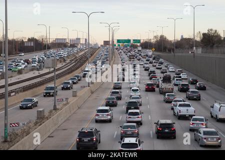 Des masses de véhicules se déplacent lentement sur le pont de Montrose Ave à la 1-90 Kennedy Expressway et la I-94 Edens Split la veille de Thanksgiving sur 22 novembre 2017 à Chicago, Illinois. (Photo de Patrick Gorski/NurPhoto) Banque D'Images